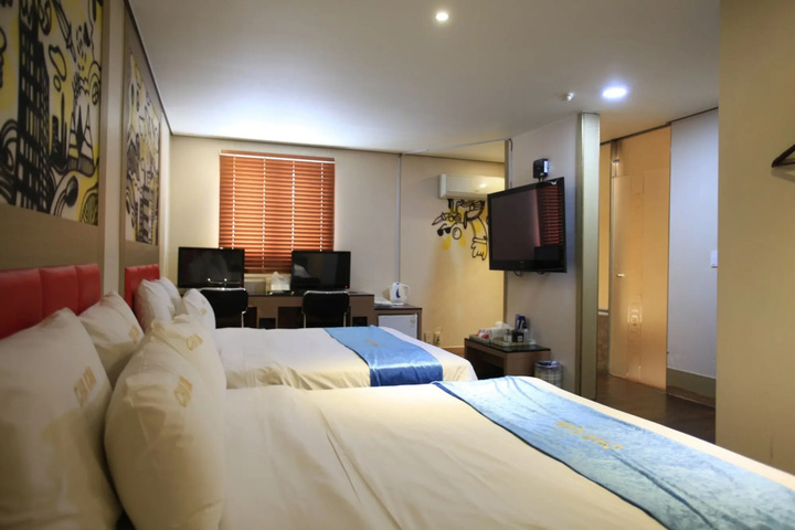 Room 5 of 26