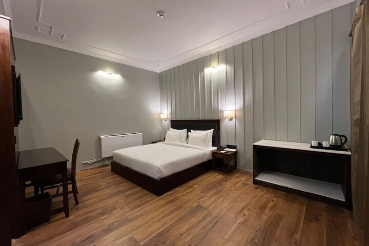 Room 7 of 13