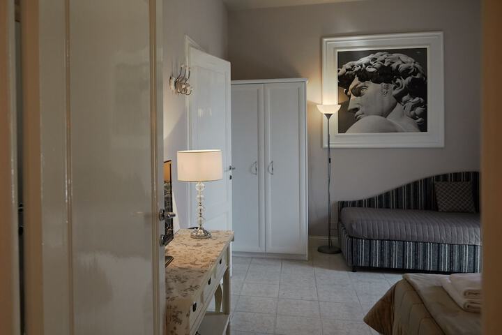 Room 17 of 46