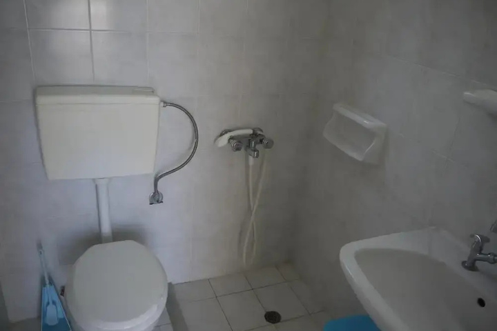 Room 8 of 11