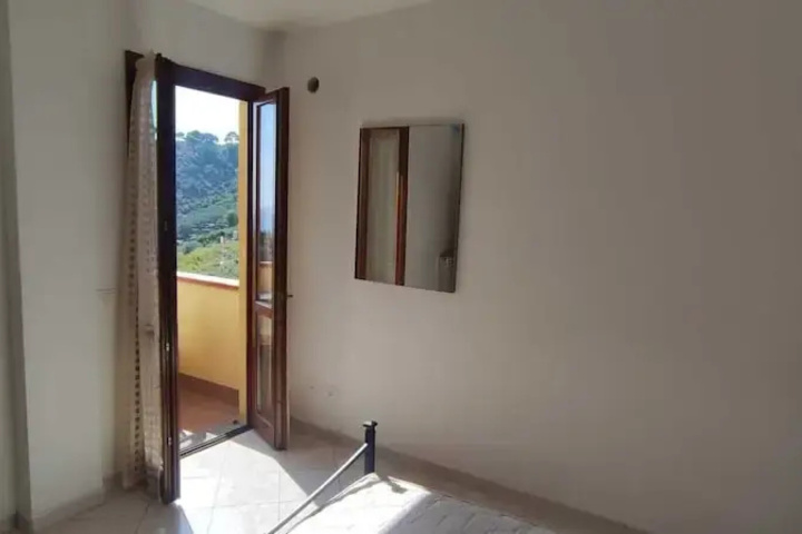Room 4 of 10