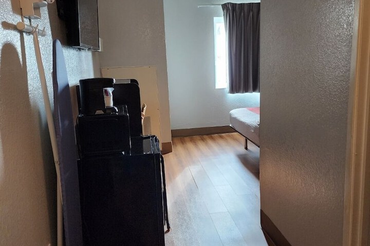 Room 5 of 32