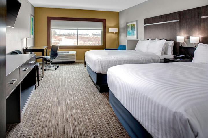 1 Queen Bed (4 of 7)