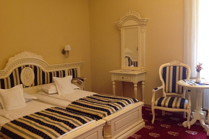 Room 10 of 39
