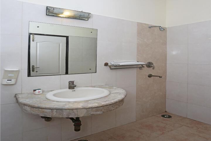 OYO 556 Hotel AVP Guest House