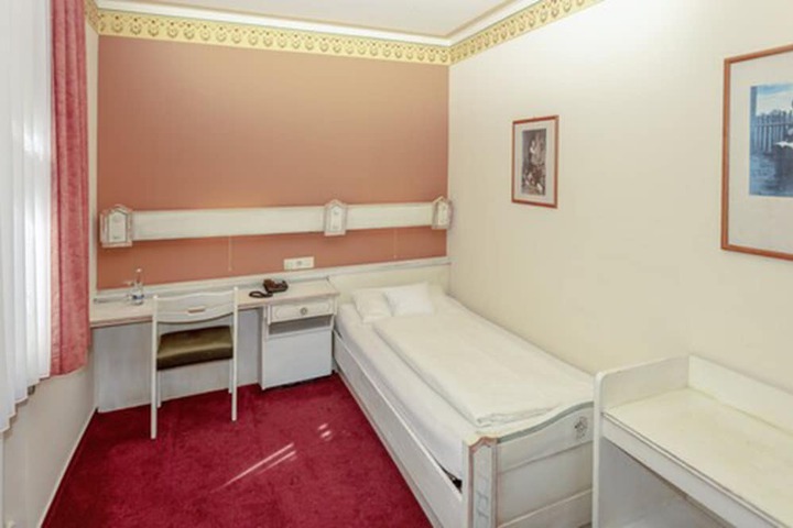 Room 8 of 31