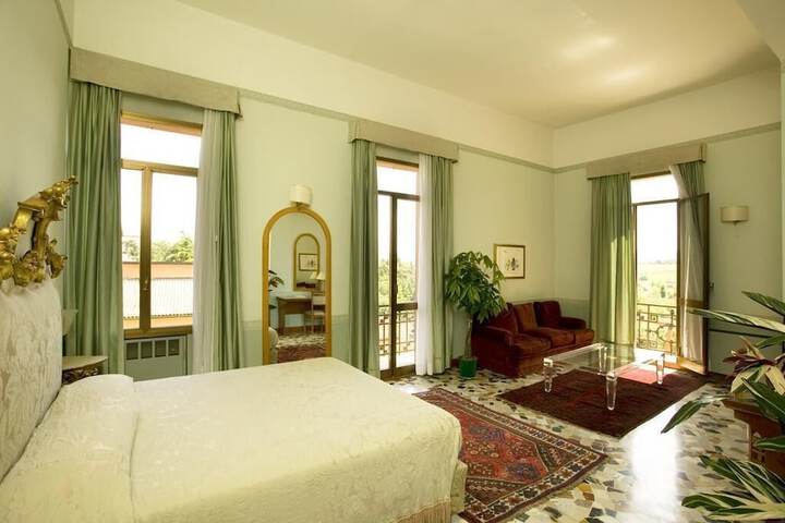 Room 6 of 22