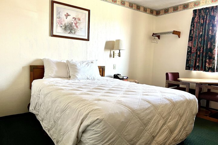 Standard Single Room 1 Queen Bed (2 of 9)
