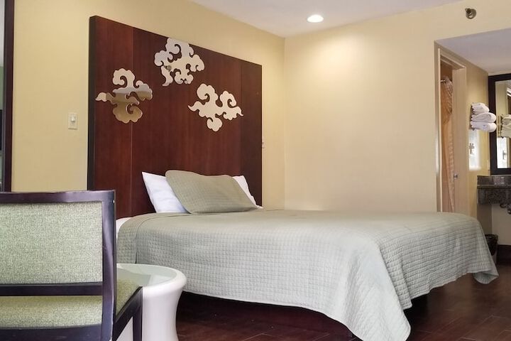 1 King Bed (6 of 6)