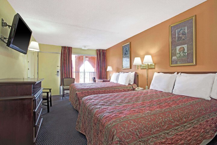 2 Double Beds (4 of 5)