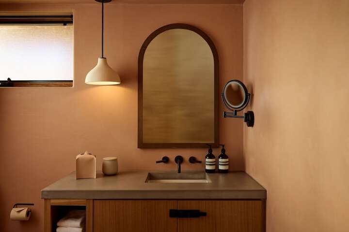 Room 17 of 38