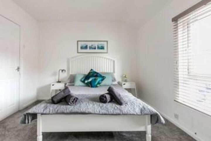 Room 10 of 16