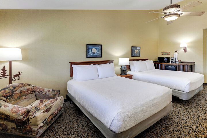 Deluxe 2 Queen Beds (1 of 4)