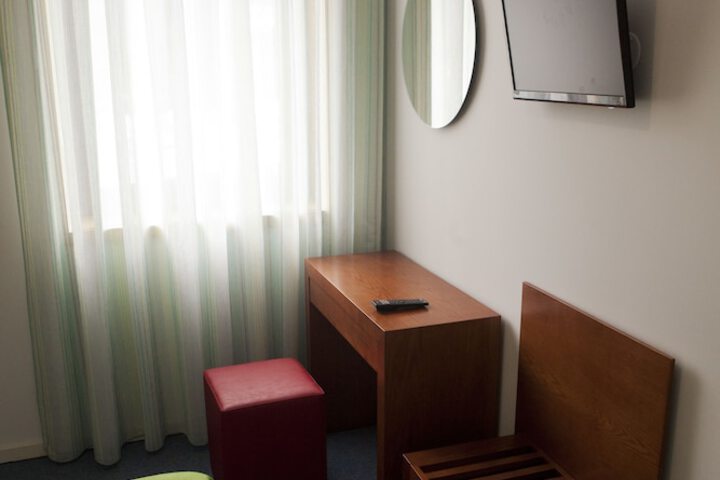 Room 16 of 38