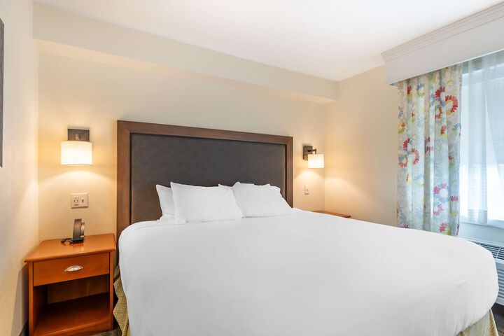 1 King Bed Refridgerator High Speed Internet Coffee Maker, Hair Full Breakfast (9 of 23)