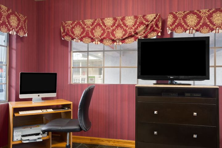 Business Center 3 of 29