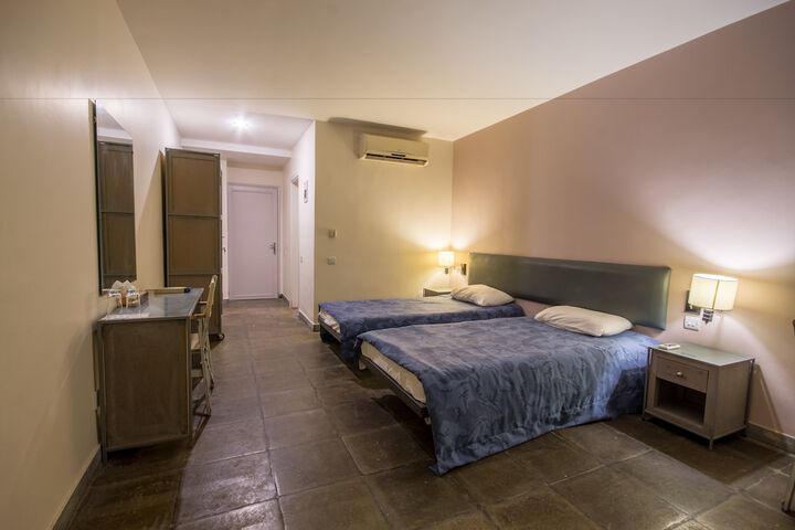 Room 4 of 18