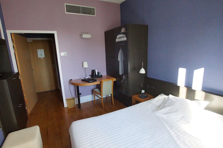 Room 44 of 103