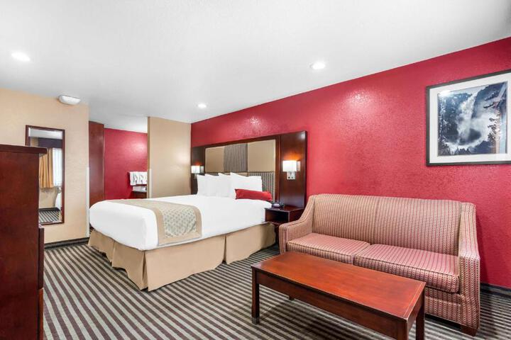 1 King Bed Sofa Bed For 1 Person WiFi Full Breakfast (2 of 13)
