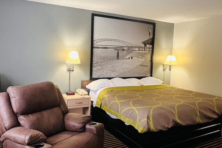 1 King Bed (1 of 11)