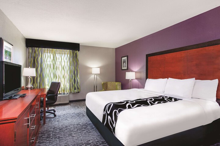 1 King Bed (8 of 17)