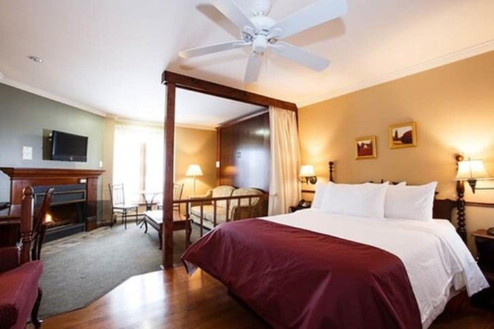 1 Queen Bed (7 of 8)
