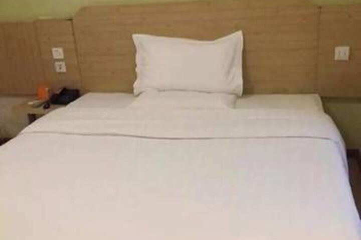 Room 9 of 10