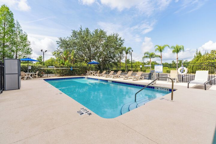 Pool Hotel