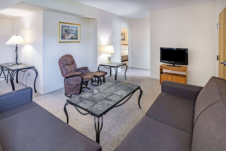 2 Queen Bed Mobility Hearing Accessible Room Roll in Shower (29 of 44)