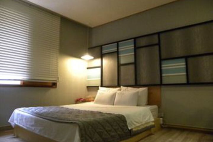 Room 27 of 53