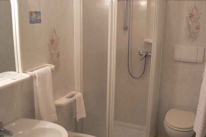 Room 11 of 34