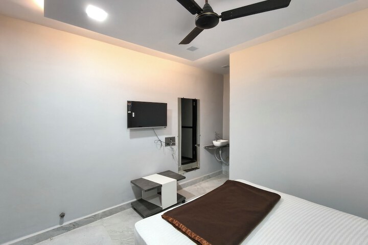 Room 4 of 12