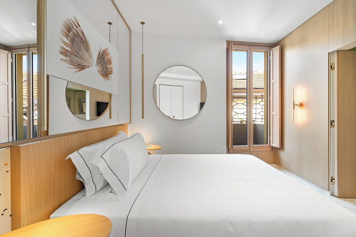 Room 33 of 65