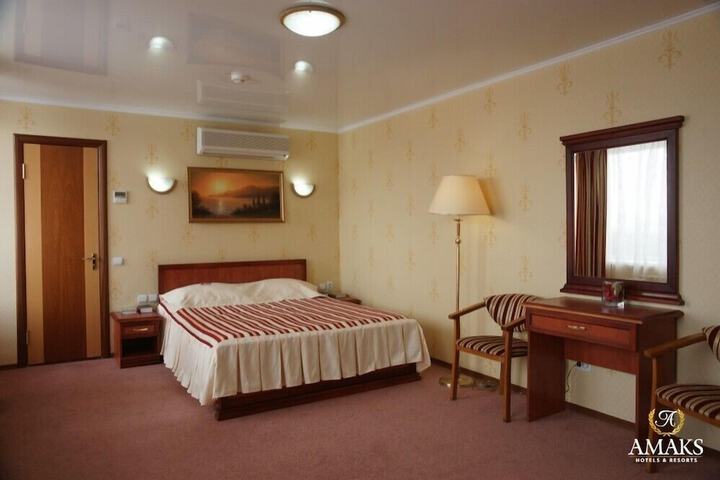 Room 10 of 28
