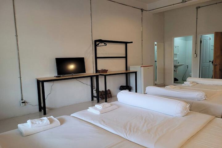 Room 27 of 77