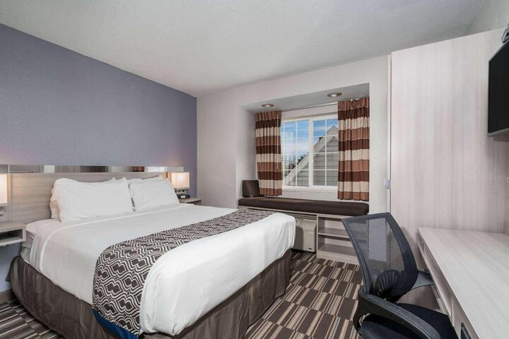 1 Queen Bed Accessible Room (15 of 20)