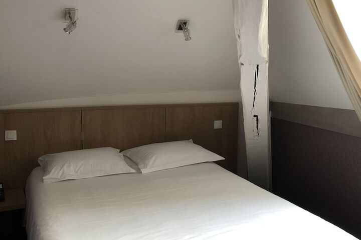 Room 8 of 62