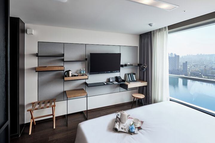 Room 6 of 28