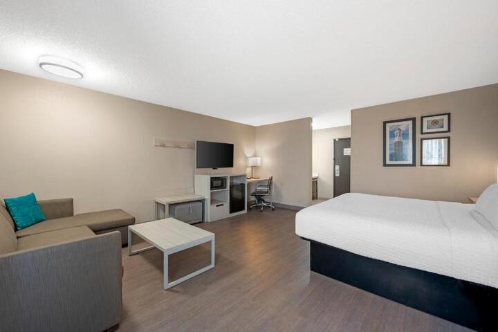 1 King Bed High Speed Internet Accessible 50 Inch Flat Screen Television Microwave and Refrigerator, Coffee Maker, Hairdryer Full Breakfast (8 of 12)