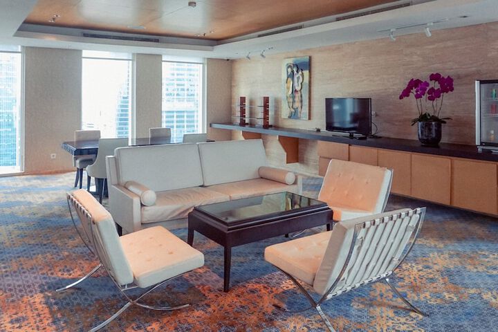 Lounge 48 of 53