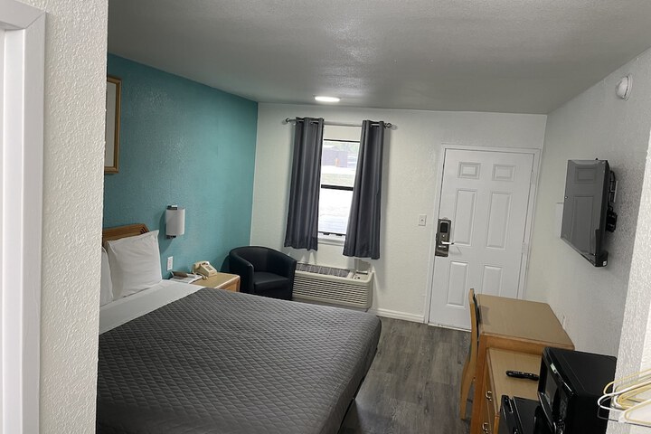 1 King Bed (3 of 6)