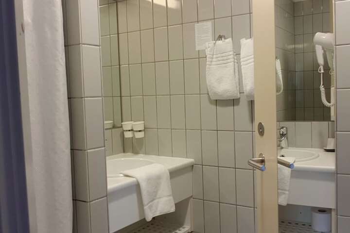 Room 33 of 58
