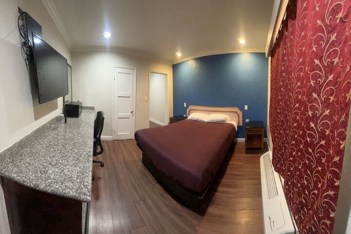 Deluxe Queen Bed (21 of 25)