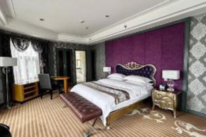 Room 4 of 6