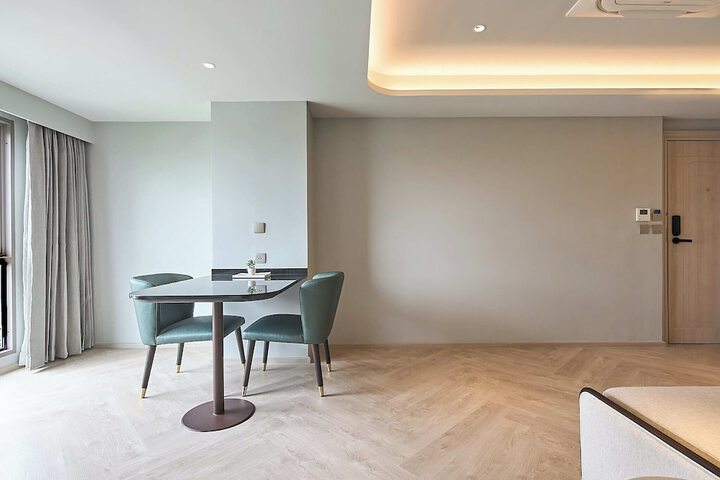 Room 105 of 212