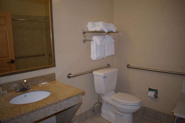 2 Queen Beds Mobility Accessible Bathtub with Grab Bars (25 of 33)