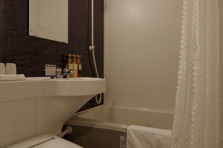 Room 13 of 18