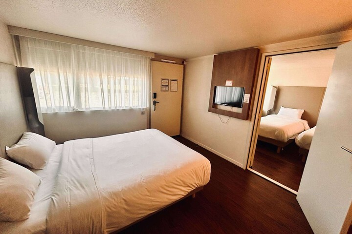 Room 25 of 76