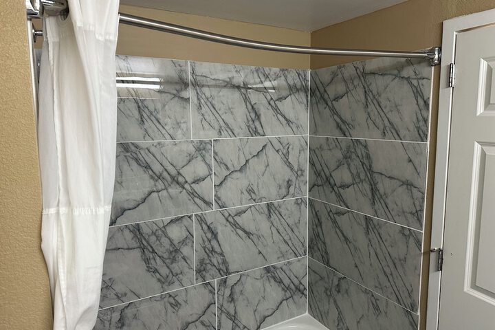 1 King Bed Mobility Hearing Accessible Room Roll in Shower Non-Smokinga (9 of 22)