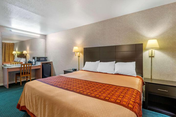 1 King Bed (7 of 9)